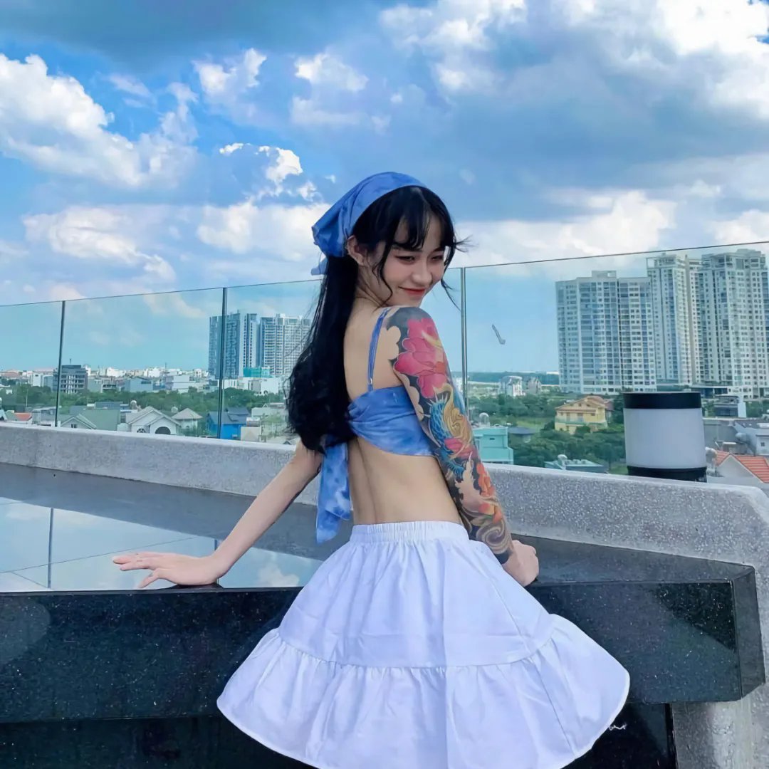 龙纹身的女孩